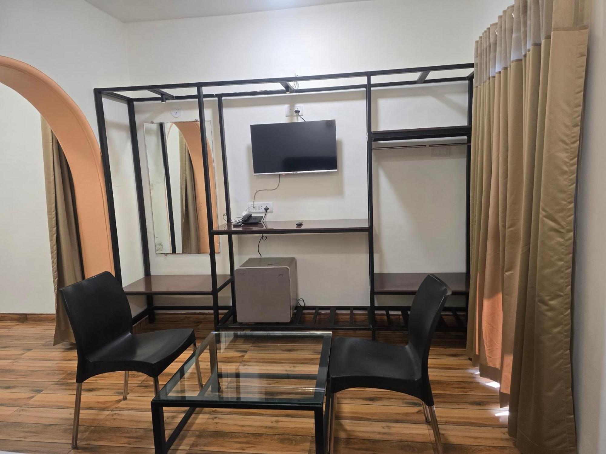 Hotel Vyankatesh & Pure Veg Restaurant Mahabaleshwar Ngoại thất bức ảnh