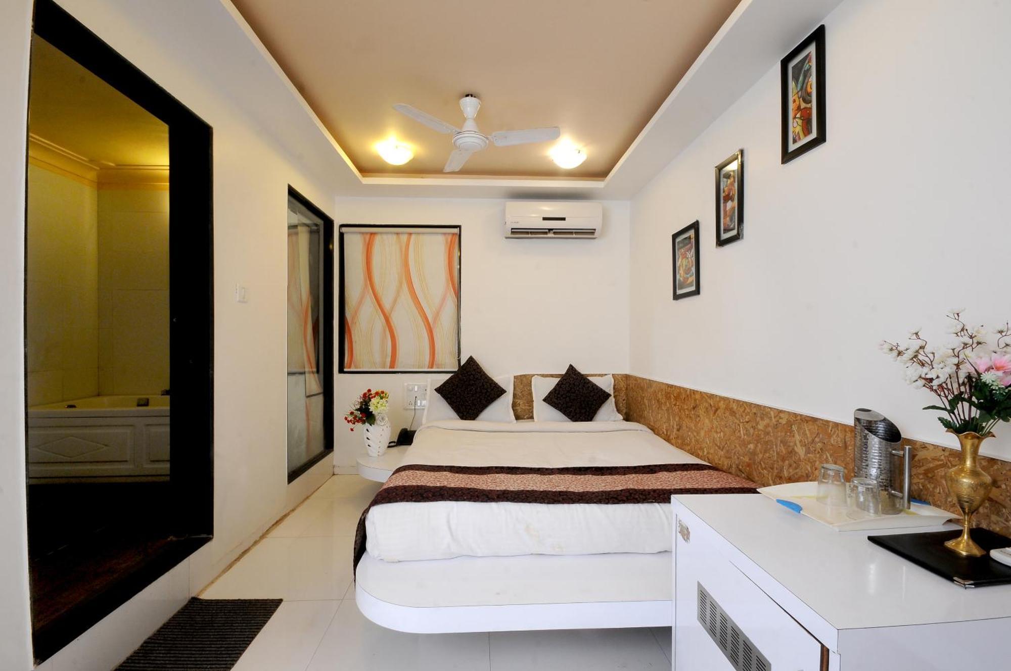 Hotel Vyankatesh & Pure Veg Restaurant Mahabaleshwar Ngoại thất bức ảnh
