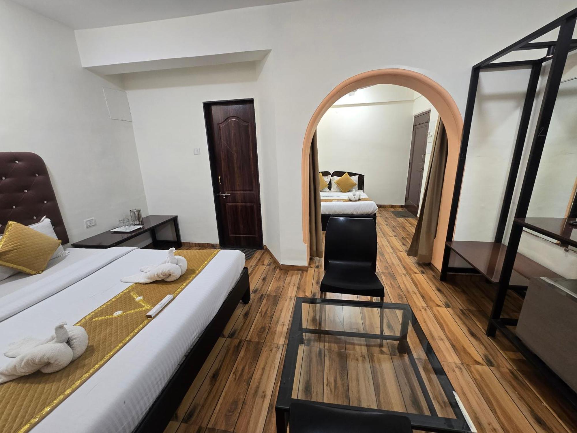 Hotel Vyankatesh & Pure Veg Restaurant Mahabaleshwar Ngoại thất bức ảnh