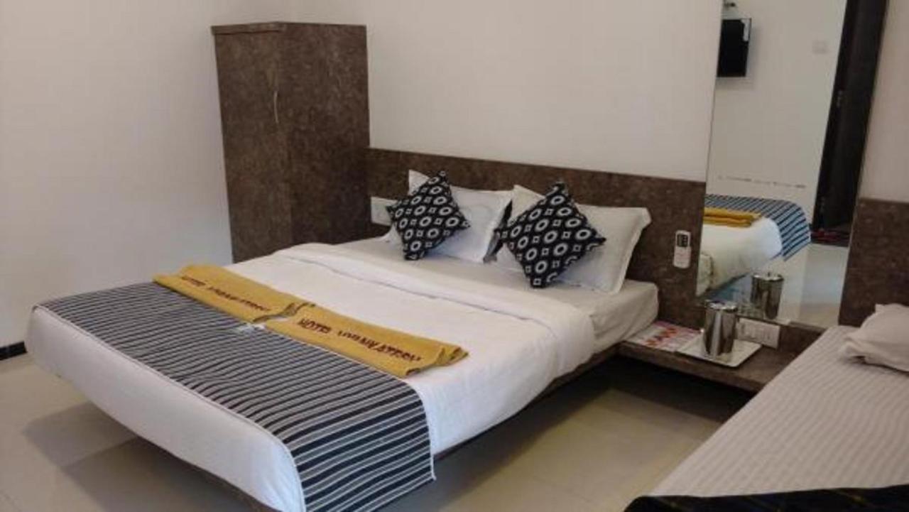 Hotel Vyankatesh & Pure Veg Restaurant Mahabaleshwar Ngoại thất bức ảnh