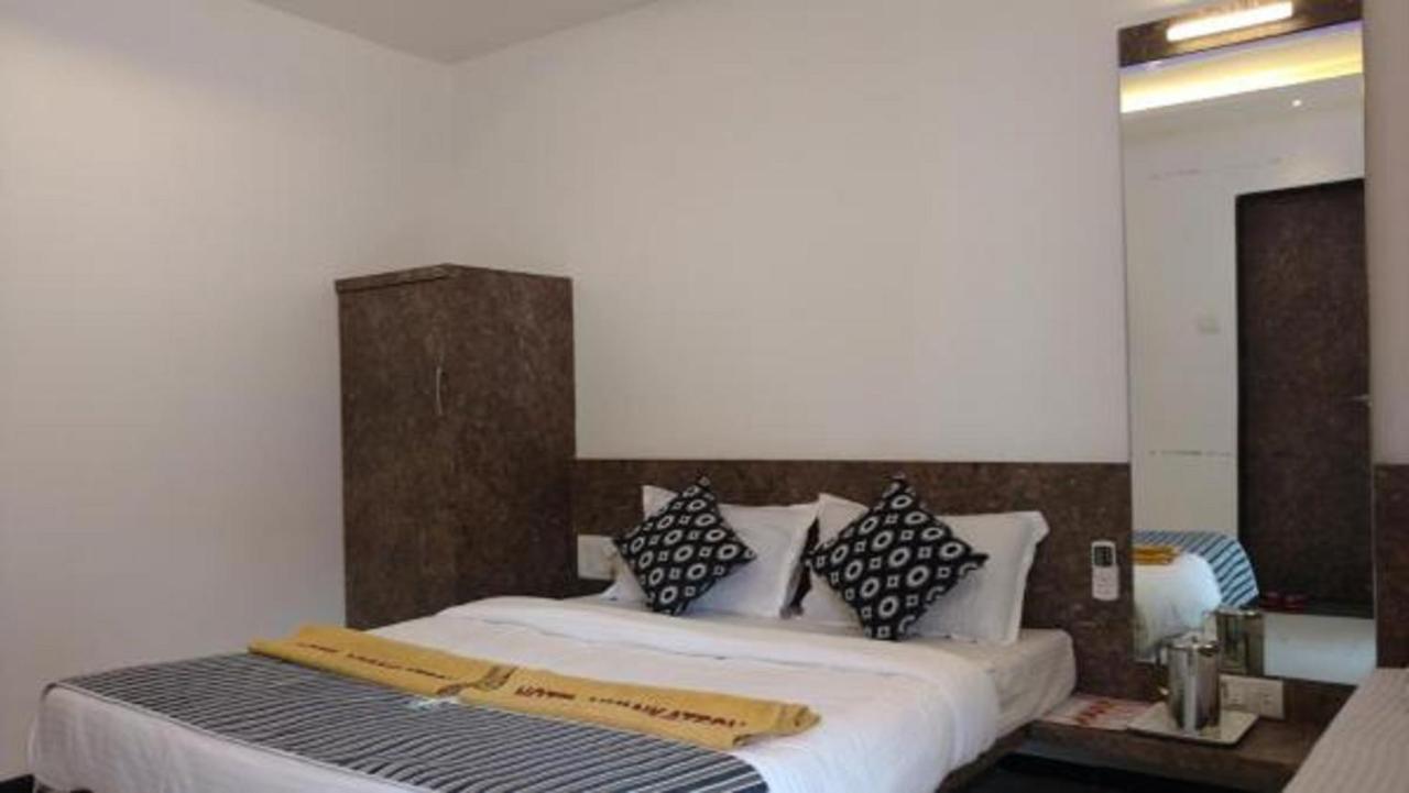 Hotel Vyankatesh & Pure Veg Restaurant Mahabaleshwar Ngoại thất bức ảnh