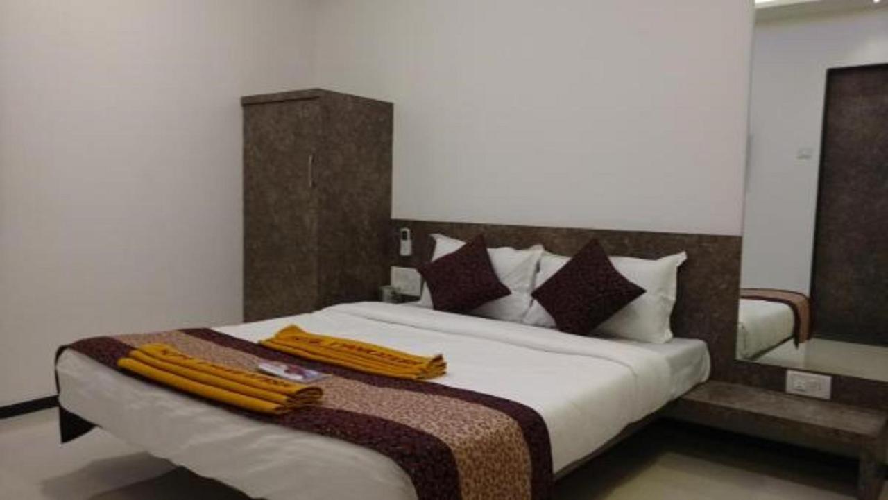 Hotel Vyankatesh & Pure Veg Restaurant Mahabaleshwar Ngoại thất bức ảnh